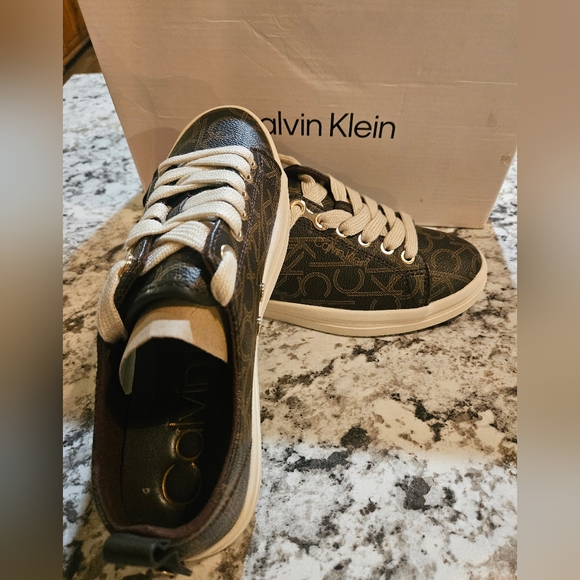 NIB Calvin Klein logo shoes size 6 - Picture 1 of 5